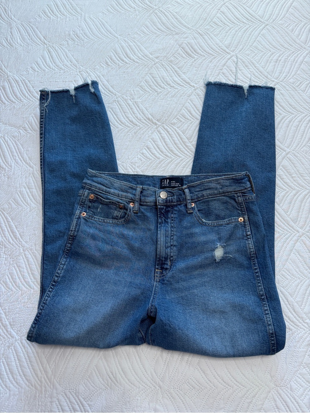 GAP Vintage Slim Women’s Blue Distressed Stretch Denim Jeans. Size 8